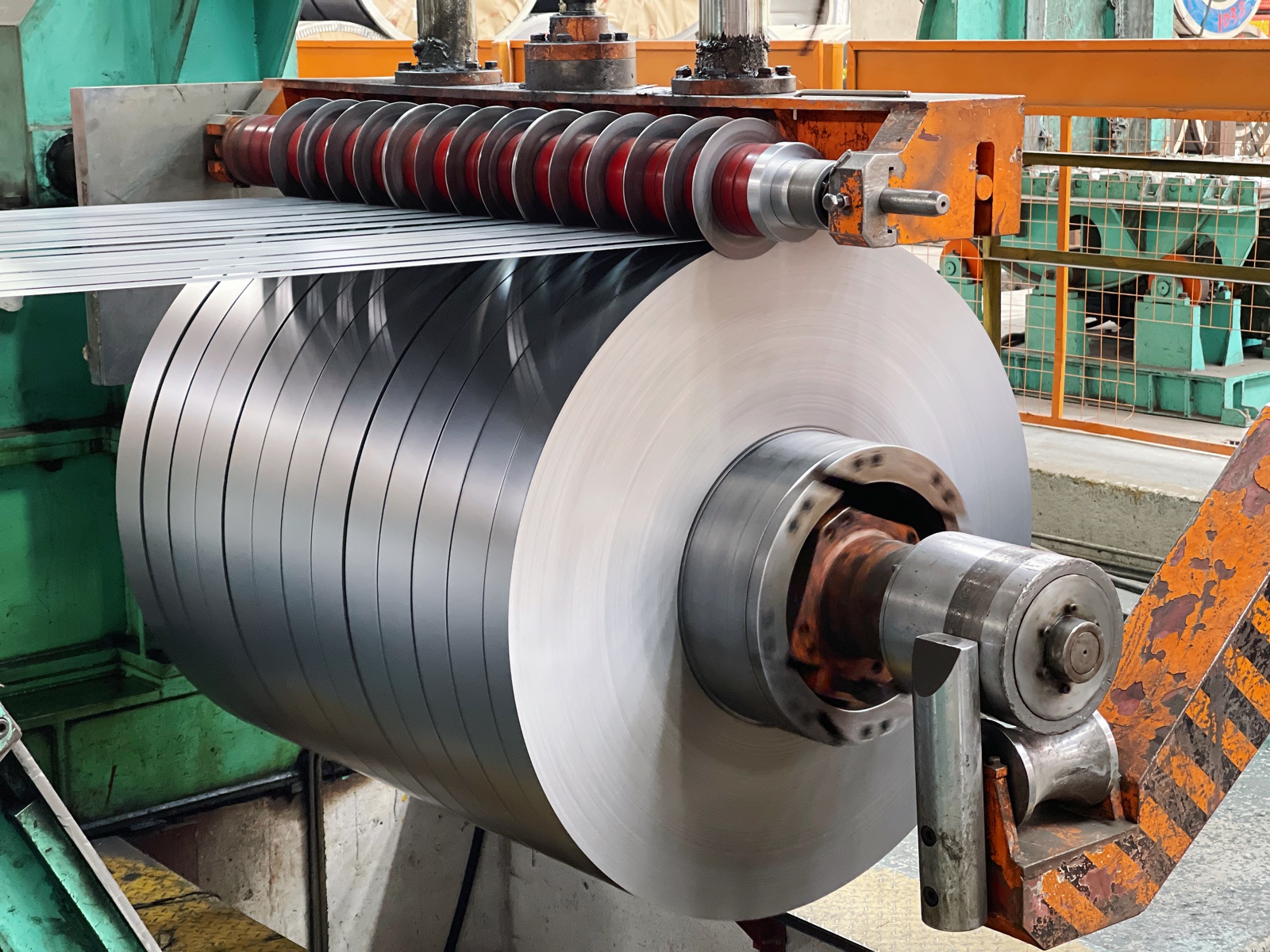 Precision steel coil slitting in production