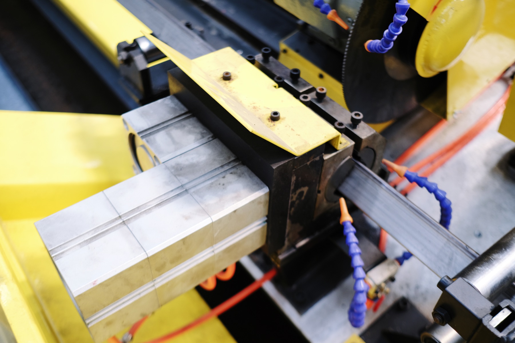 Burr-free cold cutting equipment for steel tubes