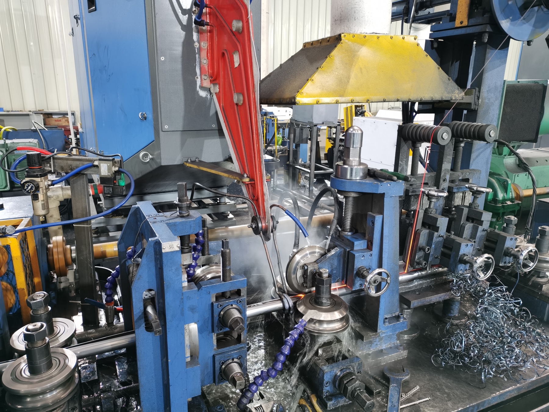 High-frequency ERW tube welding in production