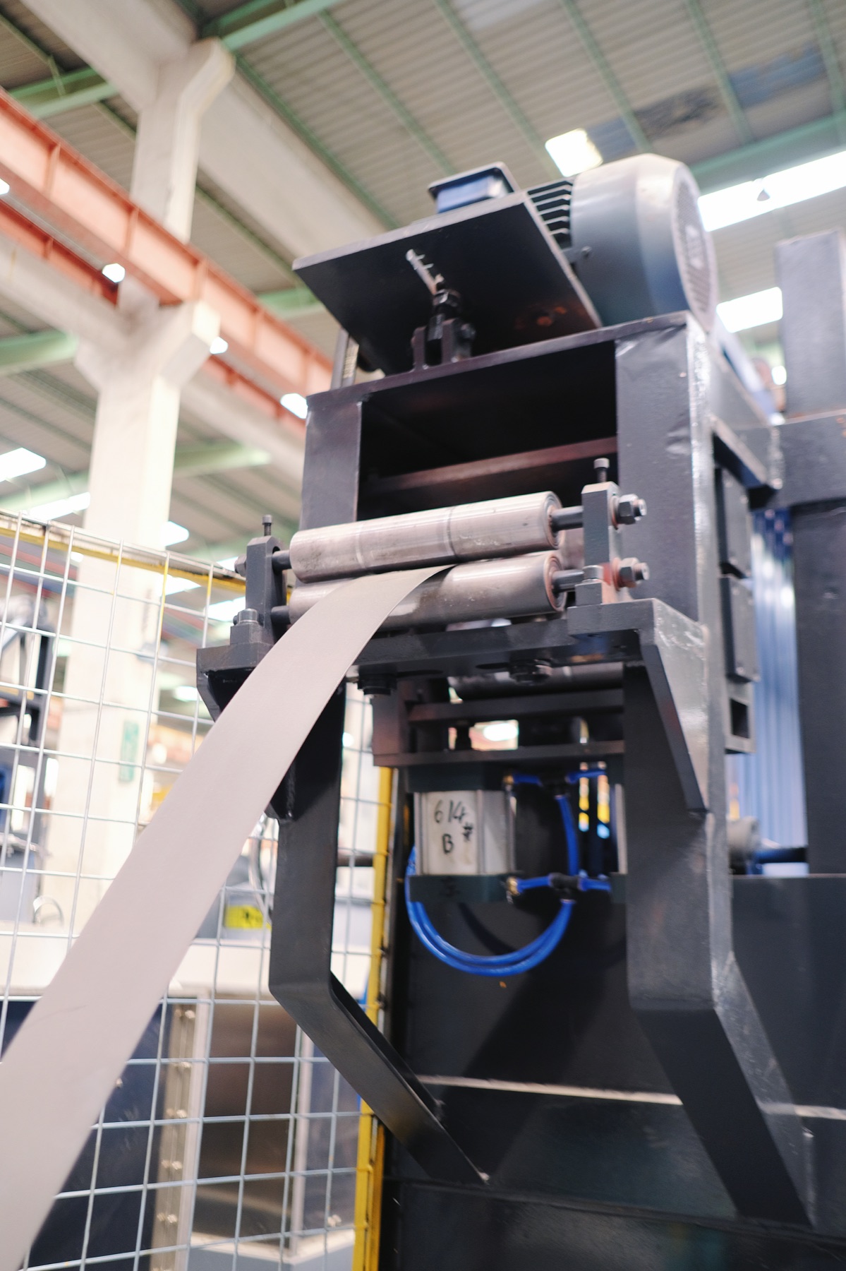 Steel strip feeding and leveling equipment